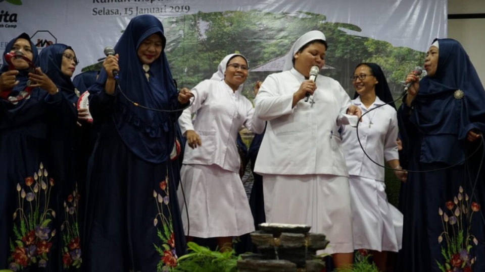 In a viral video, Catholic nuns and a qasidah group got together in a musical collaboration. Photo: mirifica.net