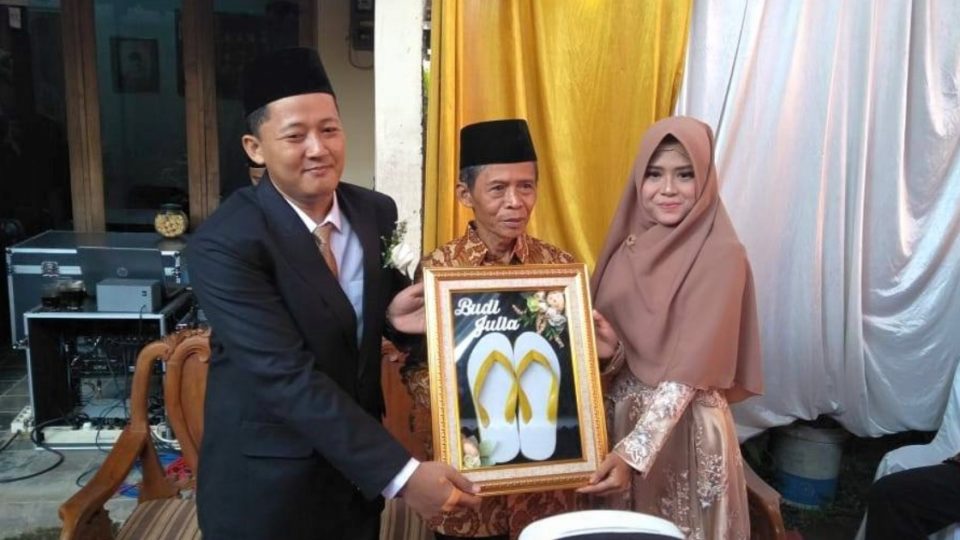 Budi Risdianto gave a pair of flip-flops, framed, as a dowry to his bride, Julia Warasita, on their wedding day. Photo: Nabilla Safira Yuriztya/BERITA KEBUMEN