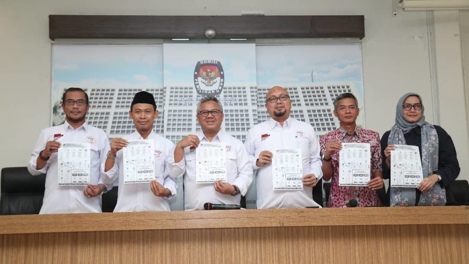 General Election Commission (KPU) officials at a press conference exhibiting the list of corruption ex-convicts candidates competing in the 2019 election. Photo: @kpu_ri / Instagram
