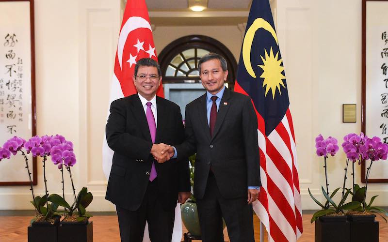 Malaysian Foreign Minister Dato’ Saifuddin Abdullah (R) with Singaporean Minister of Foreign Affairs Vivian Balakrishnan. Photo: Vivian Balakrishnan / Facebook