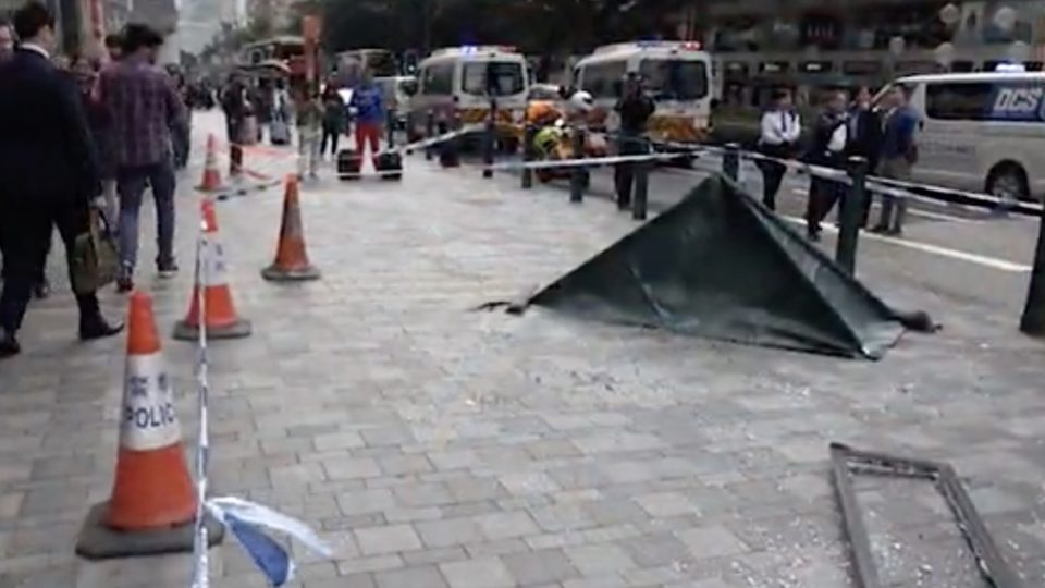 Police have cordoned off the area where a window pane fell and landed on a female passer-by in Tsim Sha Tsui. Screengrab via Apple Daily video.