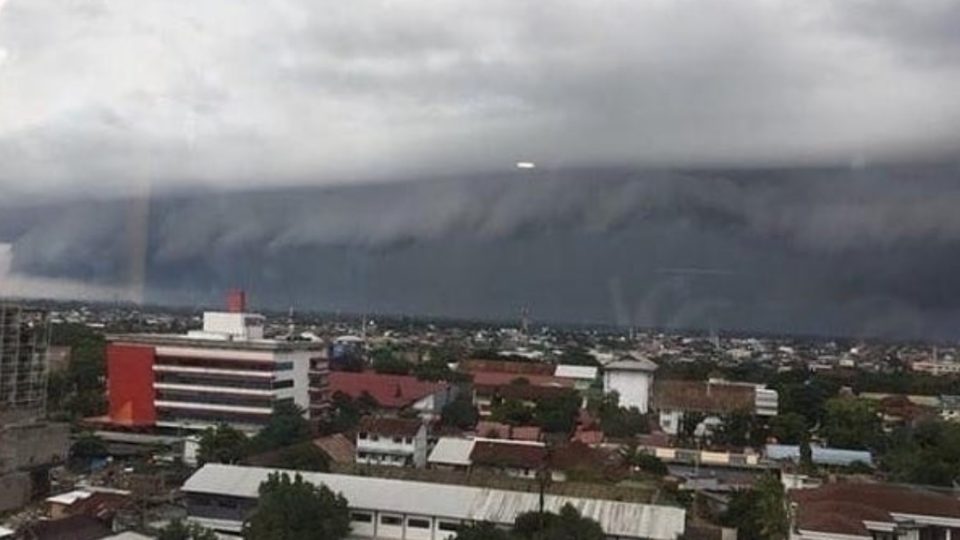 Dark clouds shaped like a tsunami appeared in the sky above the South Sulawesi capital of Makassar.  Photo: Instagram/@makassar_iinfo