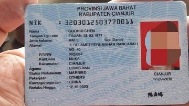 Photo of an Indonesian e-KTP (electronic ID card) supposedly belonging to a Chinese national. The photo went viral ahead of the 2019 Indonesian elections, sparking conspiracy theories that the government was mobilizing foreigners to vote for President Joko Widodo. Photo: Twitter