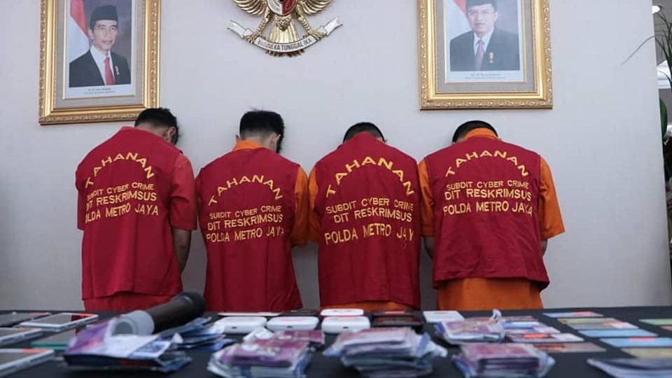 Four fraud suspects, who allegedly each cheated Go-Jek up to IDR10 million per day by making fictitious passenger orders, being presented to the public by the Jakarta Metro Police during a press conference on Feb 13, 2019. Photo: Facebook/Humas Polda Metro Jaya