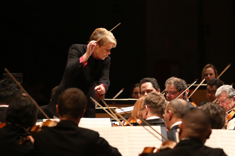 Marin Alsop stands tall as a female conductor leading male-dominated orchestras in a classical music industry that has seen the effects of #MeToo sweep across the stands of sheet music (Photo: Governo do Estado de São Paulo – Alckmin prestigia abertura do 48° Festival de Inverno / Wikipedia via CC BY 2.0)