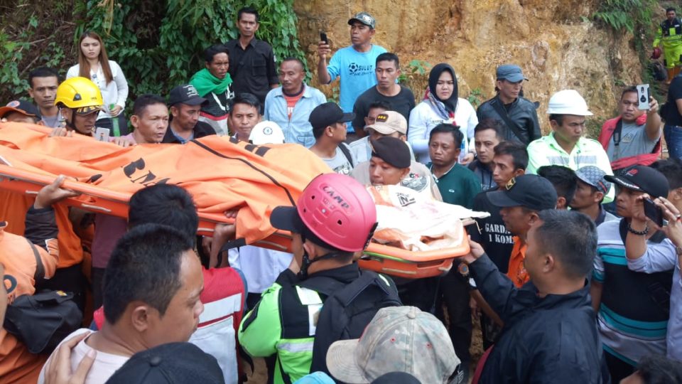 A body bag being carried out of the collapsed mine. Photo: Twitter/@Sutopo_PN
