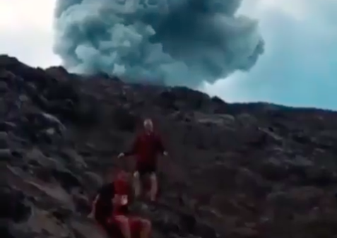 The rogue climbers scrambling to save themselves. Photo: Still from a video posted by @infokarangasem_id