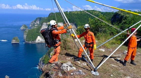 Rescue teams are still  searching for local school student, I Made Candra Udiana. Photo: @sar_nasional