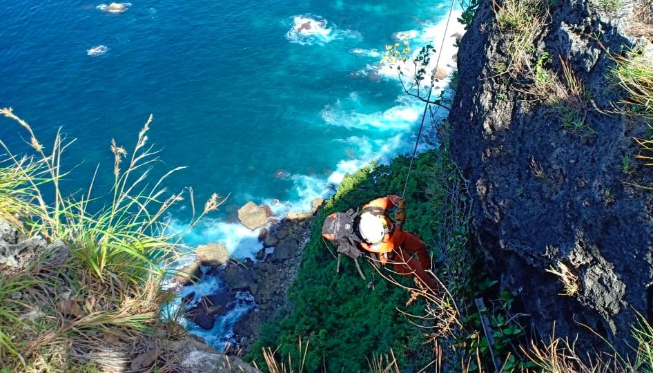 Scaling the cliff face from the top proved tricky. Photo: @sar_nasional