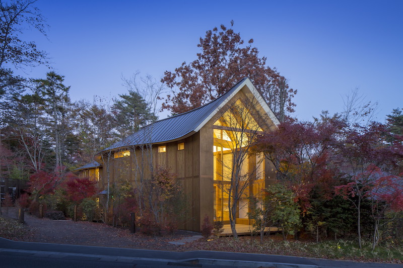 The exterior at dusk. Photo: Shishi-Iwa House