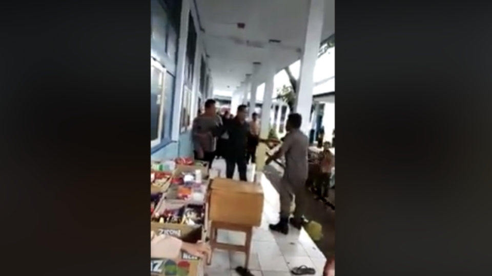 A video showing Rasul, father of one of the students, trying to attack Faisal, the school’s cleaner, while being held back by a school official has gone viral online. Photo: Facebook/Yuni Rusmini