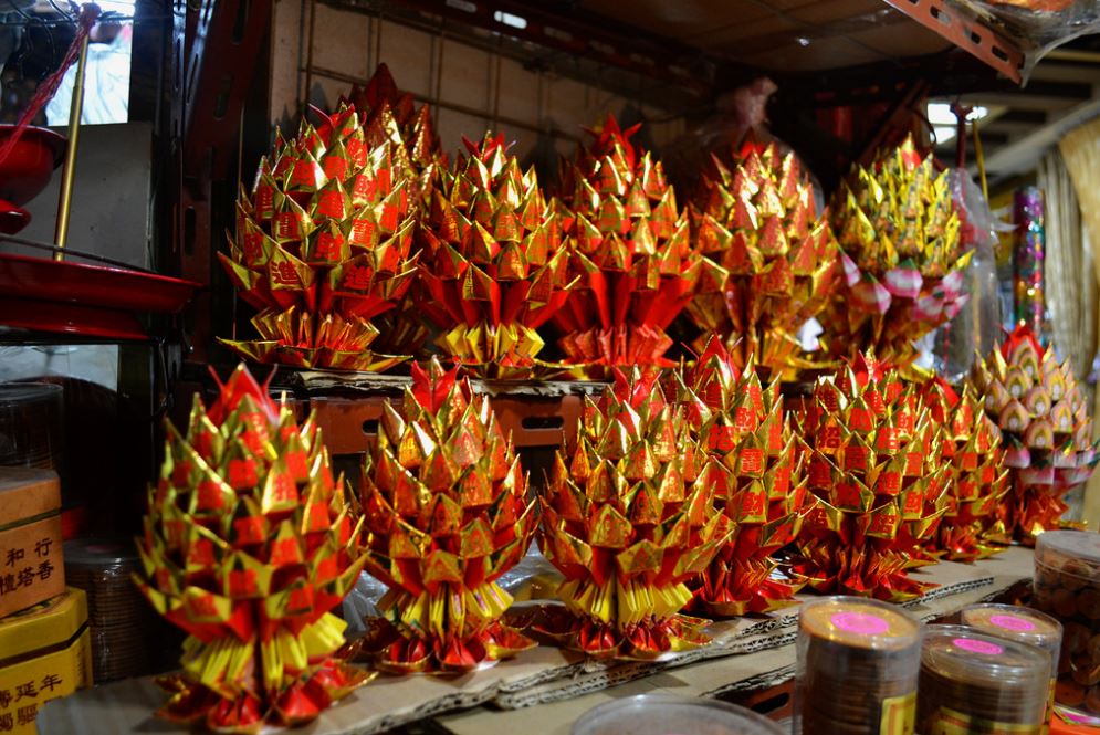 Joss paper folded into a bouquet. Photo: Flickr/ David Boté Estrada