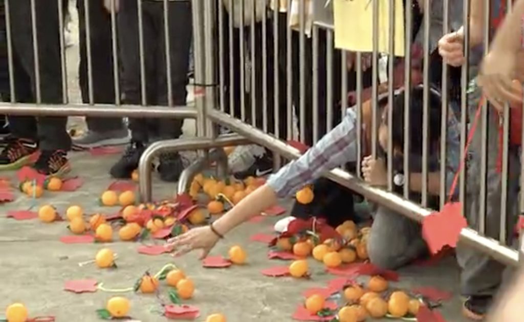 One visitor tries making their wish one more time. Screengrab via Apple Daily video.