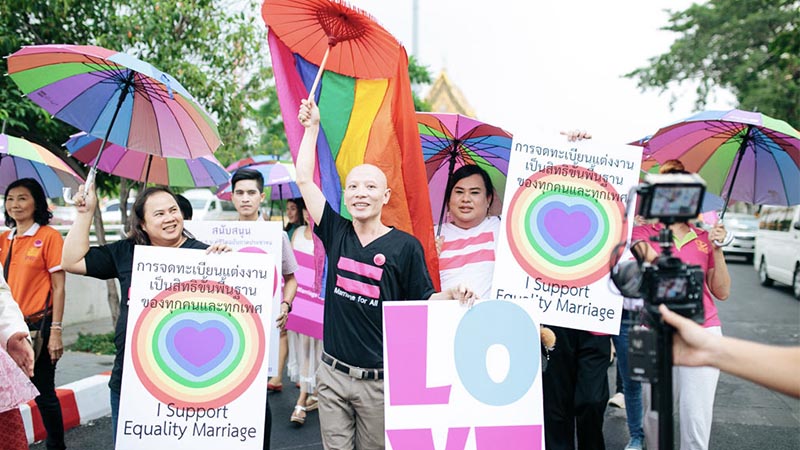 A small procession of same-sex couples staged a “marriage parade” to call attention to a campaign for marriage equality in 2014 — Photo: Watsamon Tri-yasakda/ Coconuts Media