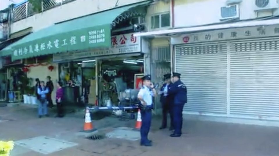 Police cordon off the area where a Vietnamese couple were found with knife wounds, screengrab via Apple Daily video.