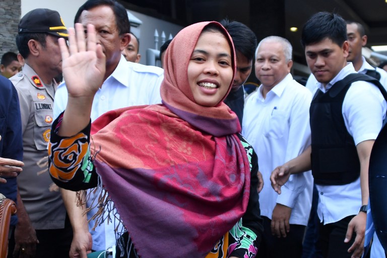 Indonesian Siti Aisyah waves after a press conference in Jakarta on March 11, 2019. - Shock and delight rippled through the Indonesian town of Sindangsari on March 11 as residents got word that a local woman accused of assassinating the North Korean leader's half-brother had been freed. (Photo by ADEK BERRY / AFP)