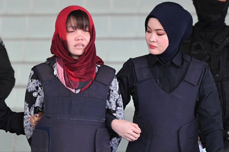 Vietnamese national, Doan Thi Huong (L) leaves Shah Alam High Court escorted by Malaysian police, outside Kuala Lumpur on March 14, 2019. (Photo by MOHD RASFAN / AFP)
