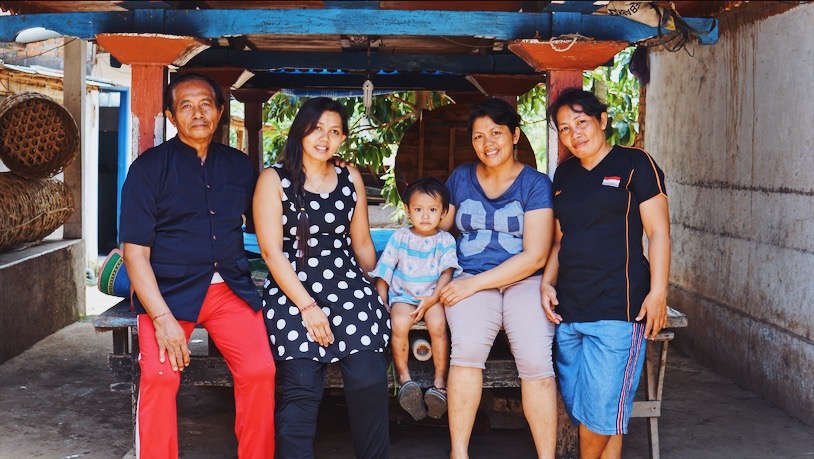 Kariani with her father, niece, and two sisters in their family home. Photo: Julianne Greco/Coconuts Bali