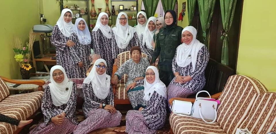 Sariah Ali surrounded by her fellow offices via PDRM