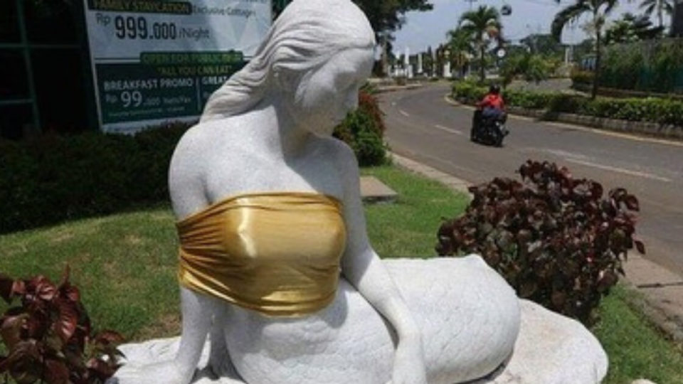 A mermaid statue at Ancol Dreamland, now outfitted with golden cloth around its bust. Photo: Istimewa
