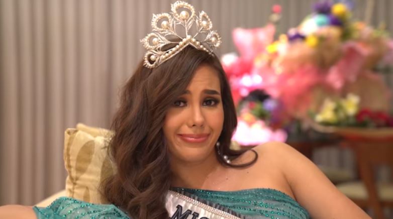 Catriona Gray explaining what happened to her crown.Photo: Screenshot from Miss Universe’s video.
