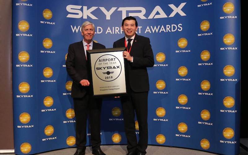 Lee Seow Hiang, CEO of Changi Airport Group (right) receiving the Skytrax World's Best Airport Award from Edward Plaisted, CEO of Skytrax (left). Photo: Changi Airport Group