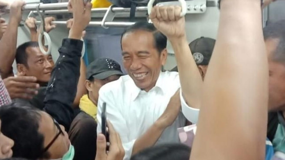 Indonesian President Joko Widodo headed home to the Presidential Palace in Bogor, West Java using the KRL Commuterline on Wednesday (March 6, 2019) evening. Photo: Istimewa/Detik