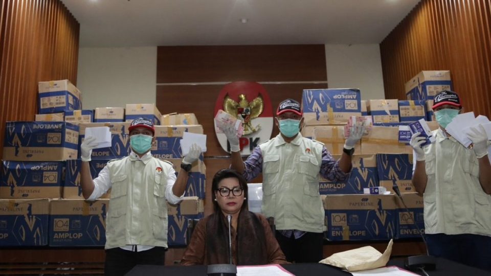 KPK investigators showing off boxes containing cash they confiscated from the arrest of Golkar politician Bowo Sidik Pangarso on March 28, 2019. Photo: Twitter/@KPK_RI