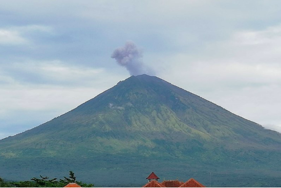 Bali’s Mount Agung erupts again, alert level remains the same | Coconuts