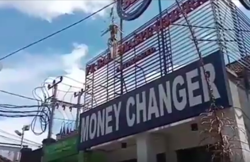 File photo of a money changer in Bali. Photo: Still from video posted by @denpasar.viral 