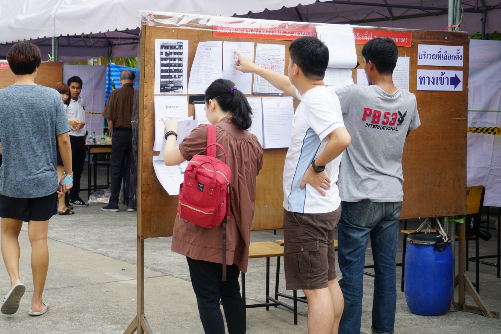 Voters and a Bangkok polling station. Photo: Teirra Kamolvattanavith/ Coconuts Media