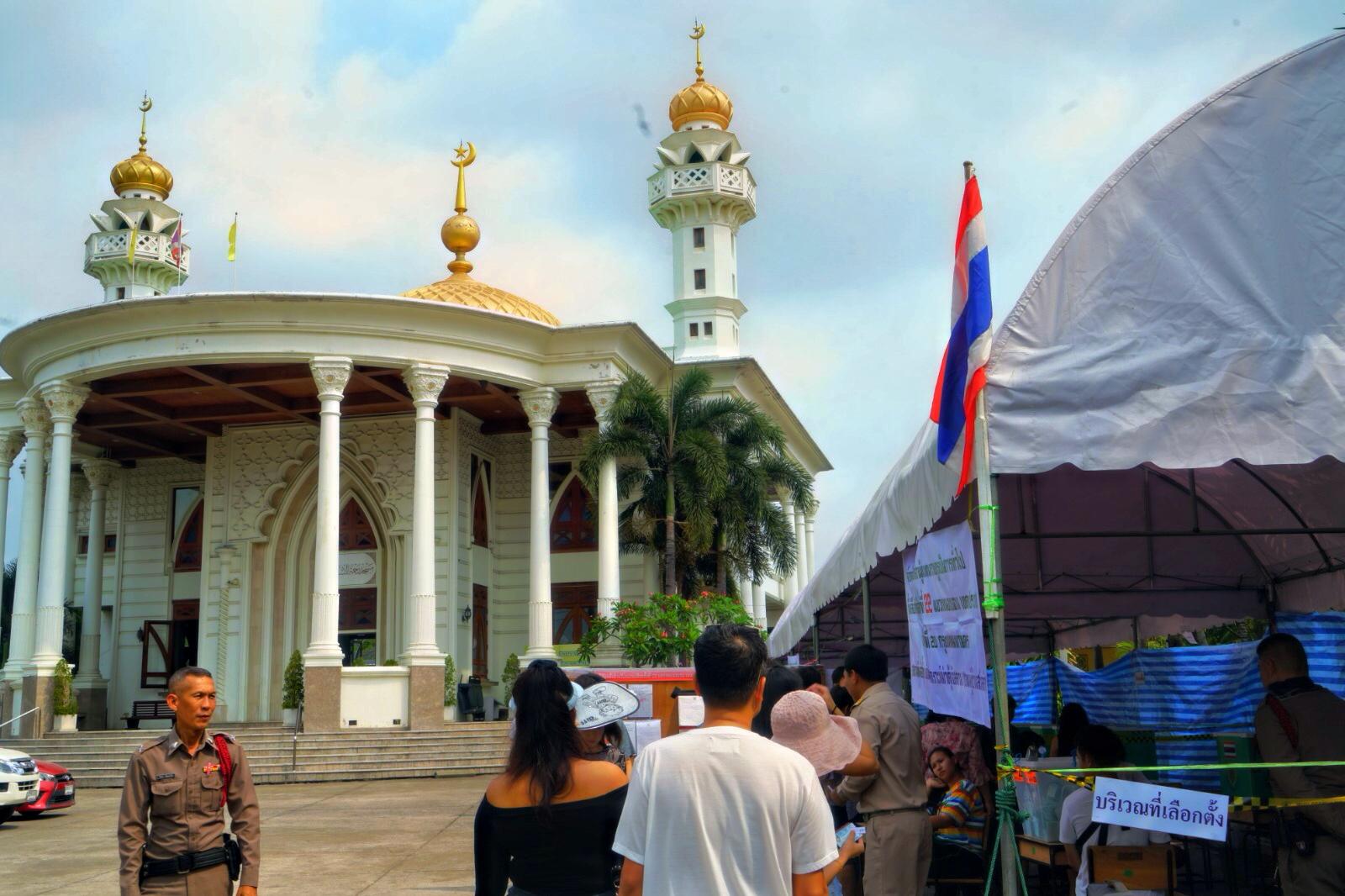 Voters at a Bangkok polling station. Photo: Teirra Kamolvattanavith/ Coconuts Media