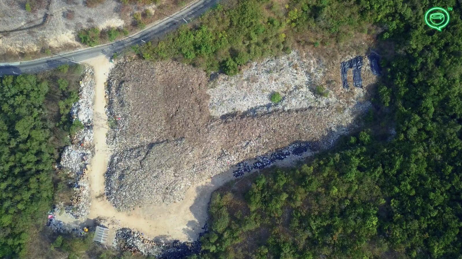 Does the shape of Koh Lan's landfill remind you of anything? Screenshot: Coconuts TV