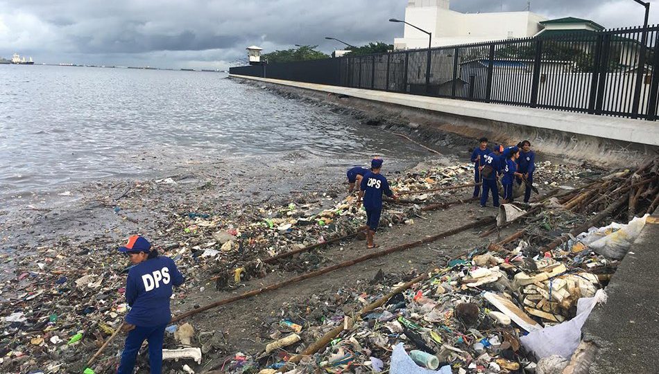 Garbage being collected from Manila Bay in 2018. Photo: ABS-CBN News