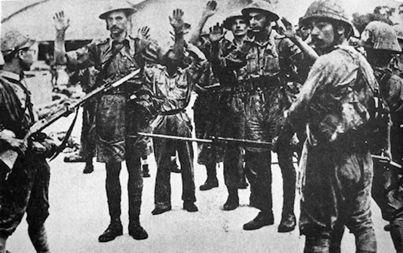 Surrendering troops of the Suffolk Regiment are held at gunpoint by Japanese infantry in 1942. Photo: Wikimedia Commons