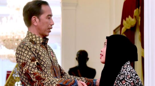 President Joko Widodo receiving Siti Aisyah at the Presidential Palace on March 12, 2019. Photo: Twitter/@jokowi