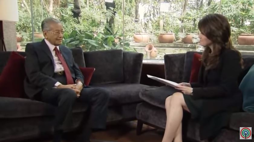 Mahathir Mohammad (left) being interviewed by Cathy Yang. Photo: Screenshot from ANC/ABS-CBN 