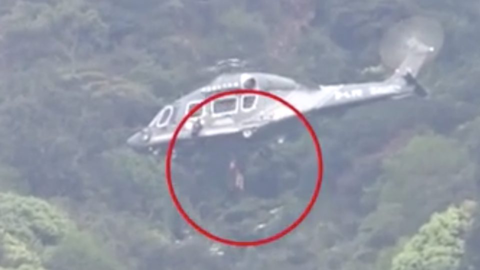 Man gets airlifted from a hiking trail in Ma On Shan. Screengrab via YouTube.