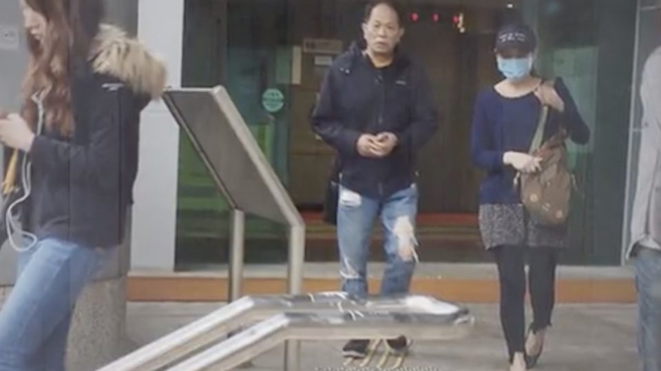 Pu Shurong (right) walks out of Kowloon City Magistrates’ Court after her husband Leung Wing-yin (left) drops charges of assault occasioning actual bodily harm against her. In February she attacked him with a fruit knife and a cleaver in an argument over unfolded laundry. Screengrab via Apple Daily.