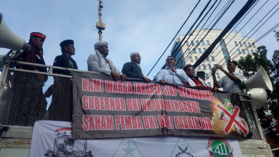 DPRD Deputy Chairman M Taufik with leaders of the protest on Friday afternoon. Photo: @Jawara_B411 / Twitter
