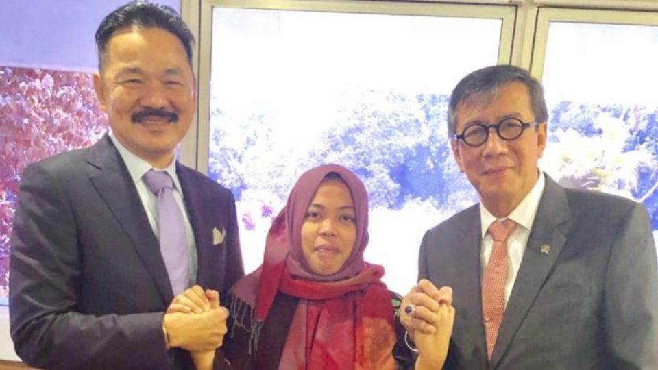 Siti Aisyah (center) standing between Indonesia’s Ambassador to Malaysia Rusdi Kirana (Left) and Minister of Law and Human Rights Yasonna Laoly after the murder charges against her were dropped on March 11, 2019. Photo: Yasonna Laoly / Facebook