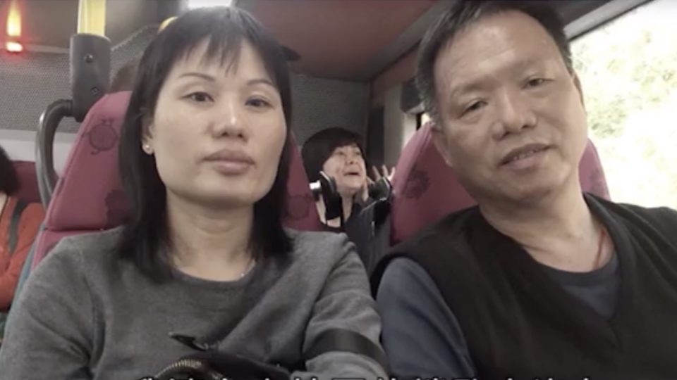 So Kwok-wah (right) with his wife. He was the bus driver who died after his vehicle collided with the back of a truck on a highway. Screengrab via Apple Daily.