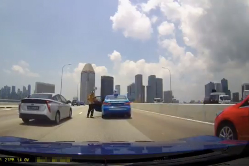 A taxi was seen swerving and hitting walls along the expressway in Singapore, while dropping of a passenger in the middle of the road (Photo: ROADS.SG / Facebook)