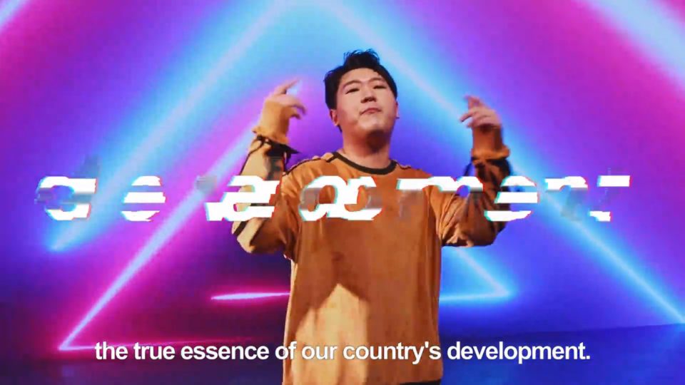 Su Han teaches us the true essence of our country’s development. Screengrab via Xinhua.