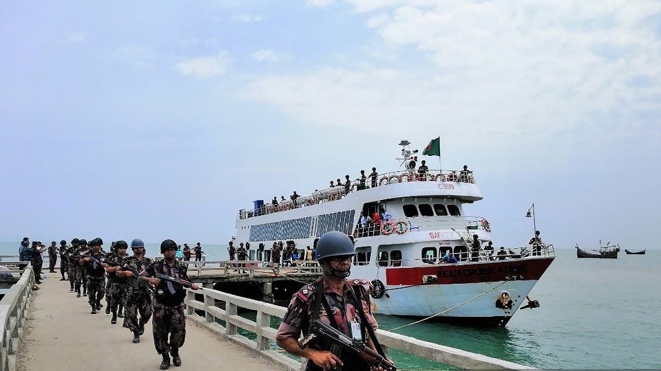 Border Guards Bangladesh (BGB) paramilitary personnel carrying assault rifles disembark as they have been deployed on Saint Martin’s island, a small island in the Bay of Bengal in Teknaf, on April 7, 2019. – Bangladesh on April 7 deployed heavily-armed border guards to an island near its southern border with Myanmar for the first time in 20 years, officials said. (Photo by STR / AFP)