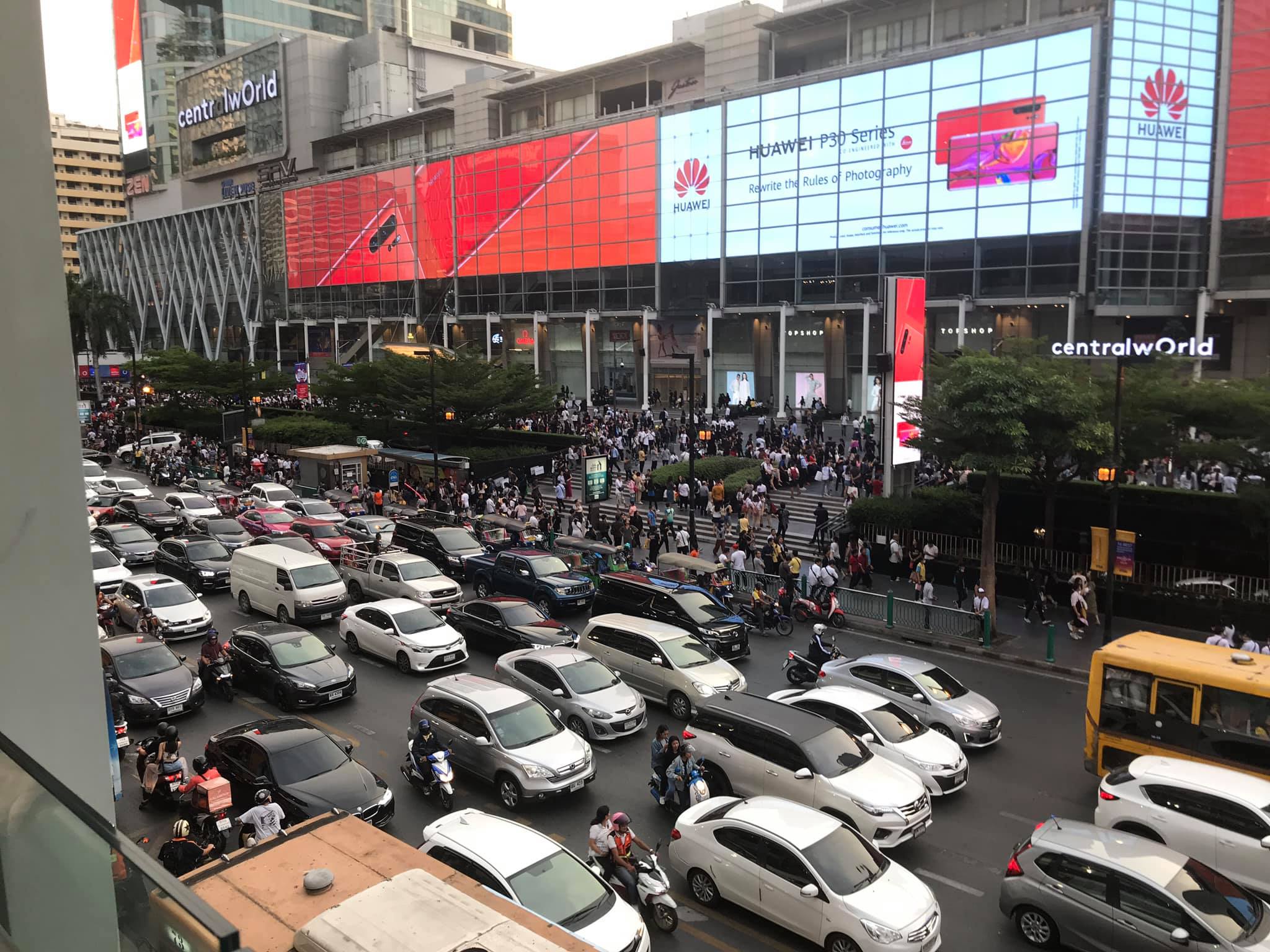 The scene outside the mall. Photo: Jiratthiti Wiengsri / Facebook 