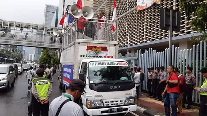 Protesters in front of the Election Supervisory Agency (Bawaslu) headquarters in Jakarta on April 24, 2019. Photo: Cece Rani / Facebook