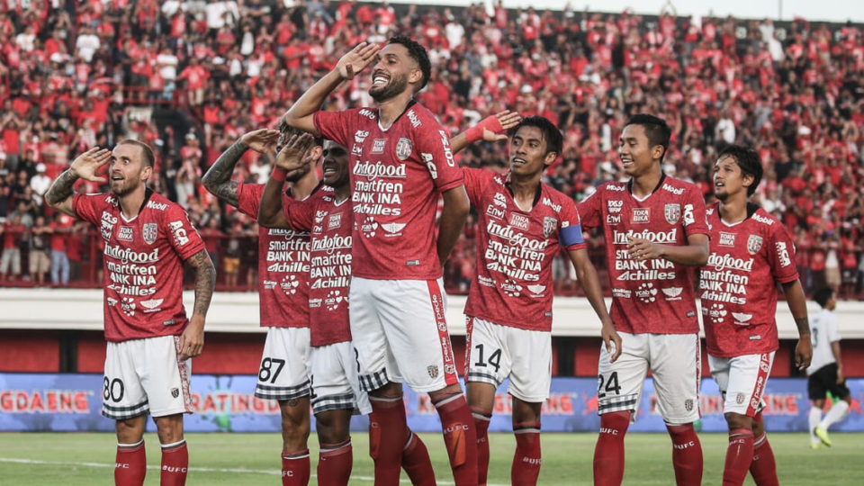 Bali United’s Stefano Lilipaly (center) and his teammates celebrating after scoring a goal in the first leg of Piala Indonesia quarterfinal against Persija Jakarta on Friday, April 26. Photo: Facebook/Bali United FC