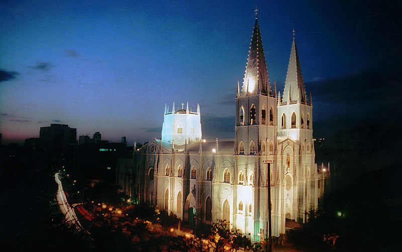 Exterior of the church at night. Photo: Asolrac1/Wikipedia