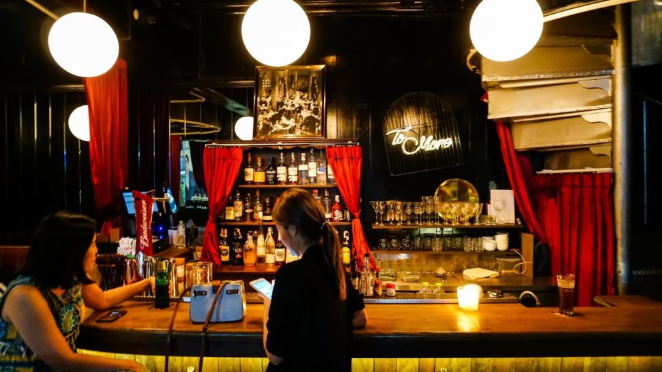 The bar counter at To More. Photo: Chayanit Itthipongmaetee/Coconuts Media